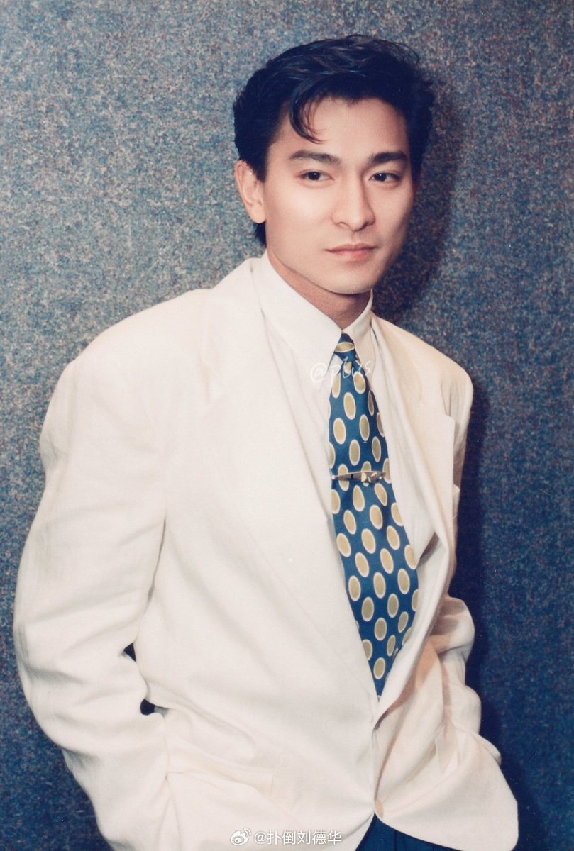 저 멋부린 앞머리랑 넥타이 너무 킹받는데  유덕화 얼굴이 그걸 이김