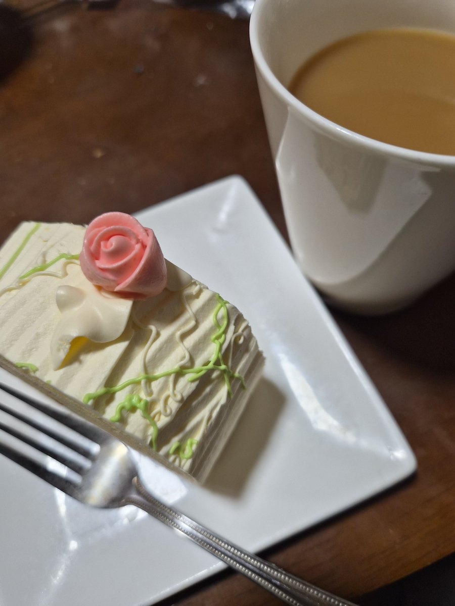 お休みではないけど、普段よりのんびりペースで１日過ごせたので、嬉しい気持ちでコロンバンのバタークリームケーキ｡もしかしたら、日本で一番好きなケーキかも。
今年のお誕生日は、もし日本にいたら、バタークリームのデコレーションケーキを予約しようかなあ。