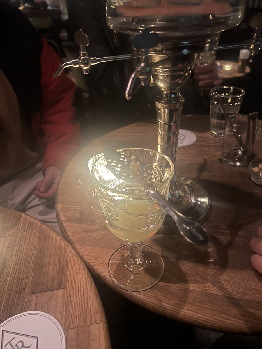 バタフライはスイスのアブサン
レモンやマンダリンオレンジの爽やかな柑橘が弾け、追いかけるようにスパイスとミントが鼻腔をくすぐる気がします。
フルボディでありながら、驚くほどシルキーでミルキーな口当たり。