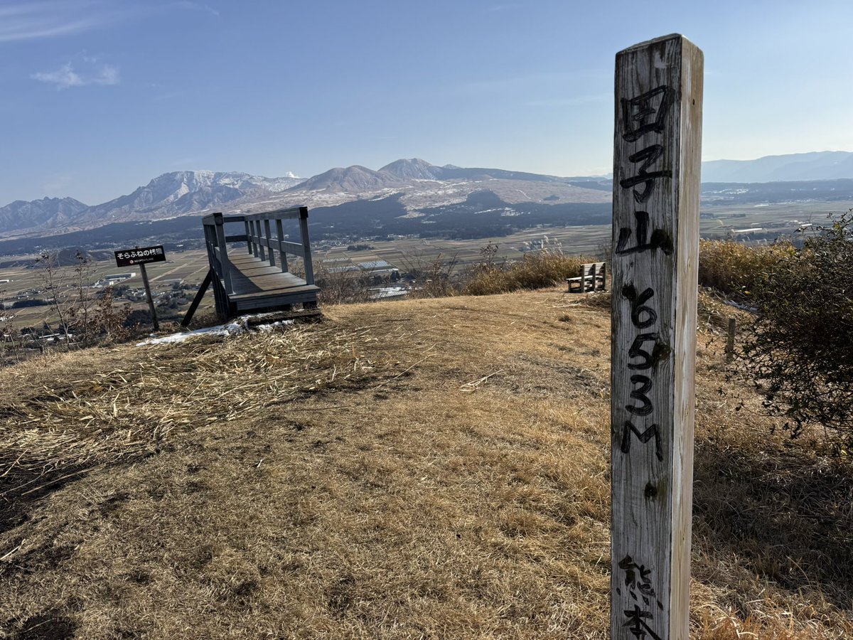 ラジオで言ってた道中見つけた進撃の巨人の銅像と、阿蘇で登った山
