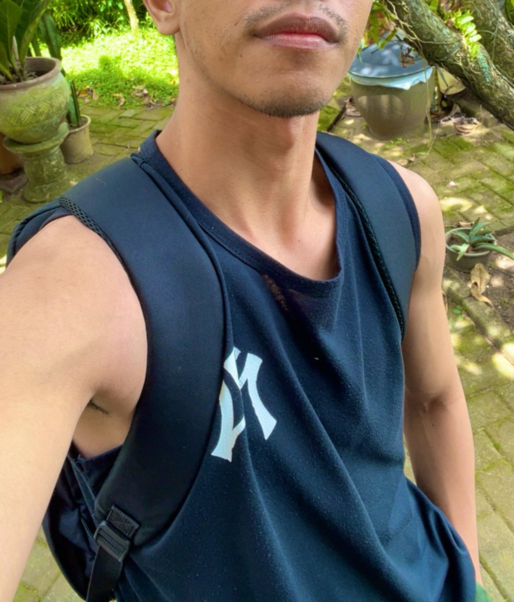 risesir_'s tweet photo. Sehari gak cukuran udah kek om-om https://t.co/eWpMRNRYXq