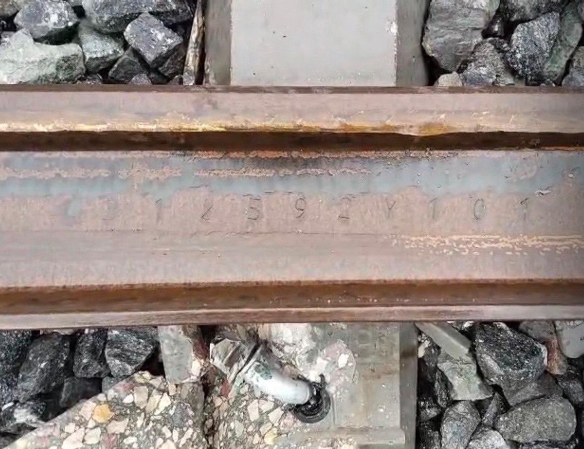 oscar_puente_'s tweet image. ¡INFORMACION RELEVANTE!
De nuevo un BULO como una catedral, y en portada. Pasan los años y todo sigue igual: desgracia, seguida de intoxicación. El carril roto por el que se produce el descarrilamiento es un carril nuevo. En concreto el número 312592Y101. Acompaño fotos y nota de…