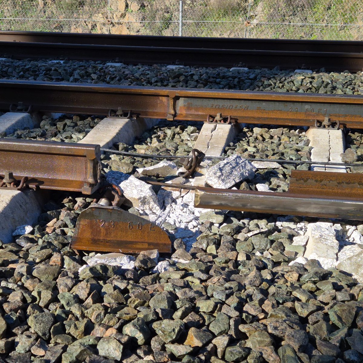 oscar_puente_'s tweet image. ¡INFORMACION RELEVANTE!
De nuevo un BULO como una catedral, y en portada. Pasan los años y todo sigue igual: desgracia, seguida de intoxicación. El carril roto por el que se produce el descarrilamiento es un carril nuevo. En concreto el número 312592Y101. Acompaño fotos y nota de…