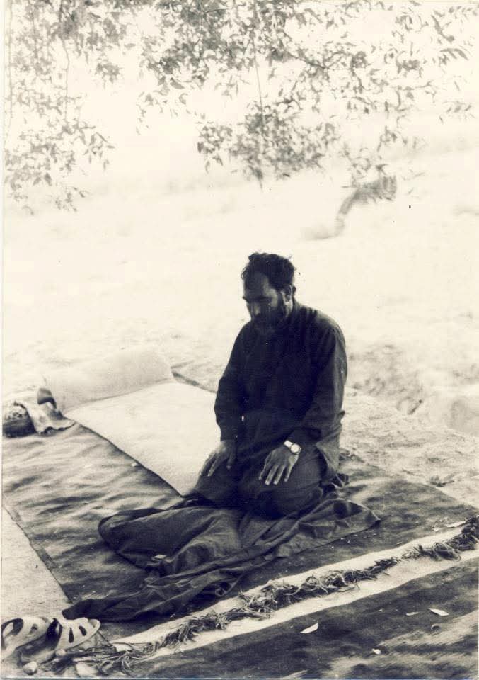 چیزی که بعضی از به اصطلاح افراد مطرح و نیمه تاثیر گزار جامعه هزاره درک نکرده اند این است که بابه مزاری با وجود اینکه عقاید مذهبی خود را داشت، با آن هم معتقد و متمرکز روی سواد آموزی غیر مذهبی و سیاست گزاری مستقل و خواهان اجرای عدالت برای هزاره ها بود.