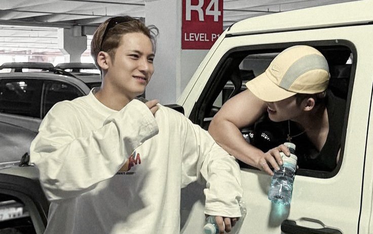 storybyshimmer's tweet photo. gyücheol x oc part V 🔞

— you invited your friends, cheọl and mingyư, to beach camping. the tent was too tight for the three of you, but guess who's tighter? https://t.co/qKsU18duKN