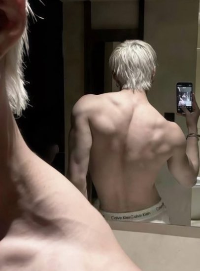 backsdoors's tweet image. IS HE …. IS HE…. DOES HE MEAN…