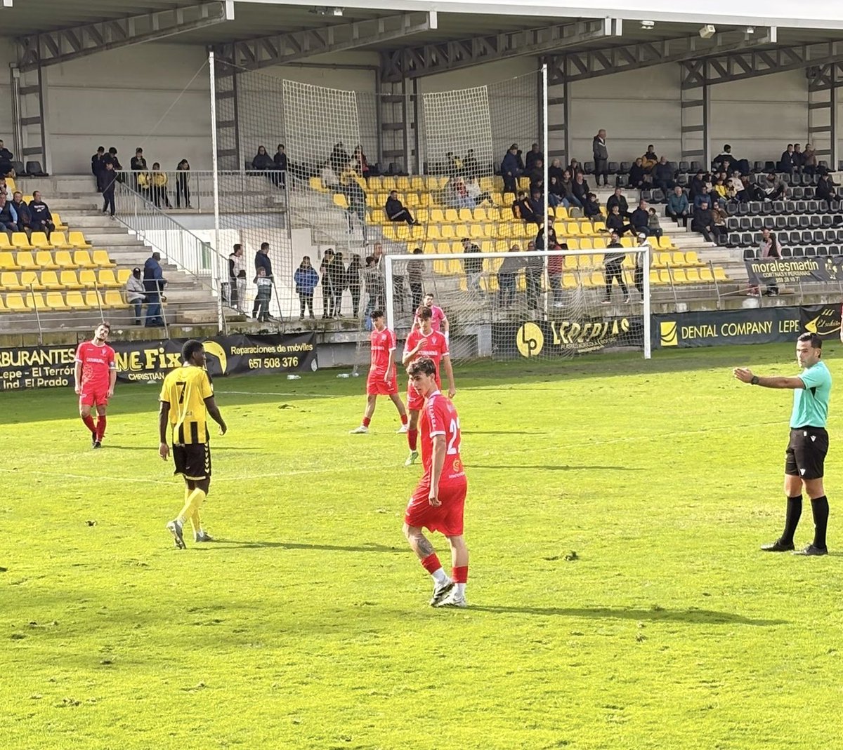 castilleja_cf's tweet photo. Trabajo de Cantera ✍️
Hoy en el Ciudad de Lepe iban convocados tres jugadores del Juvenil A : 

• Mario Martinez 
• Sergio Muñoz
• Francisco José Ortega

Éste último “ Fran” , debutó los últimos minutos en 3a RFEF siendo juv. de 1er año .
Orgullo de Cantera!!!👏👏👏 https://t.co/VT4NHKPMQR