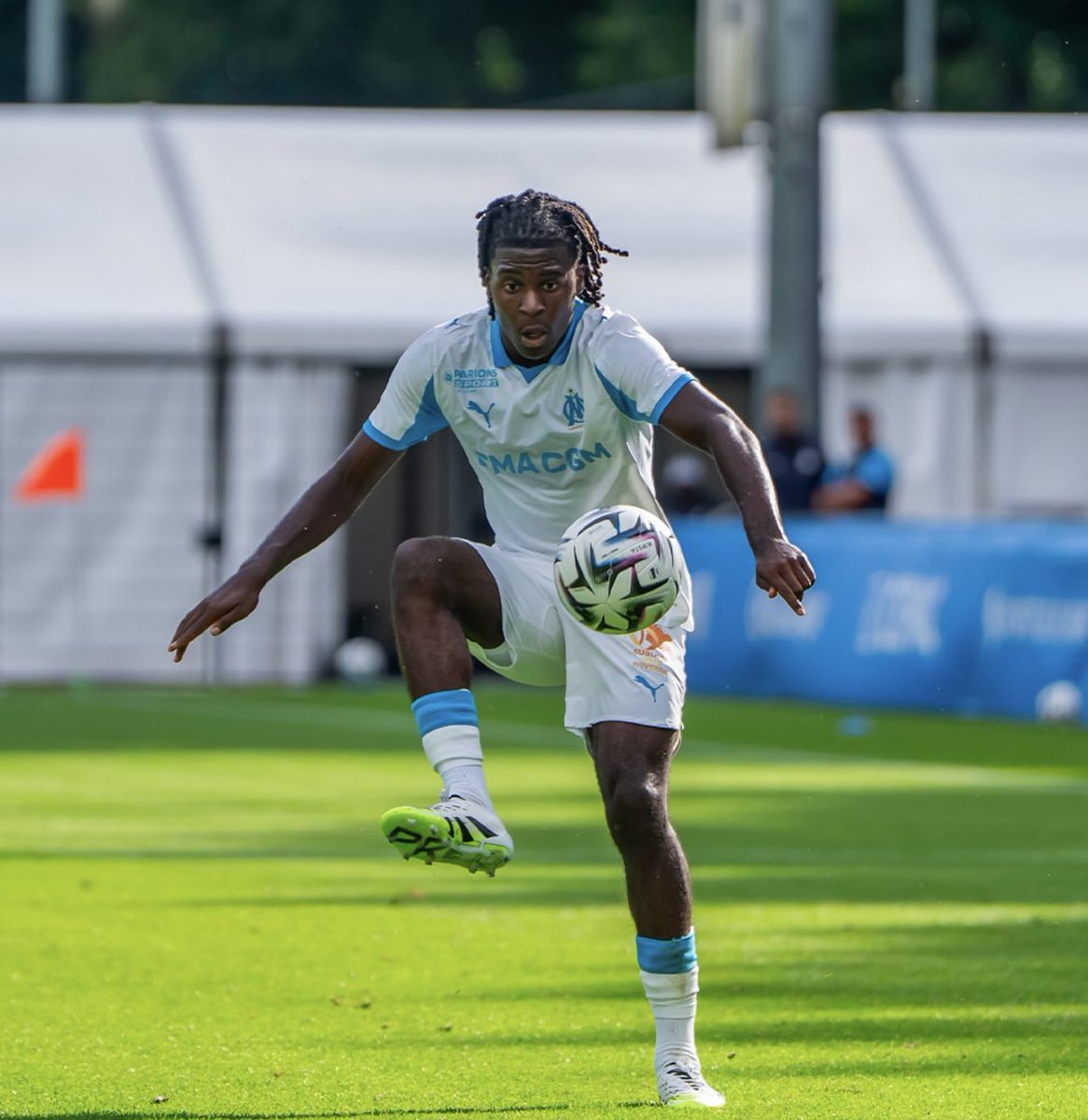 L'entrée en jeu de Bakola 🇫🇷🇫🇷🇫🇷est une honte. 

Réclamer un salaire très élevé et du temps de jeu aux dirigeants pour livrer une prestation de ce niveau...

On n'est pas loin d'un manque de respect envers les supporters et le club.

#TeamOM #OMRCL