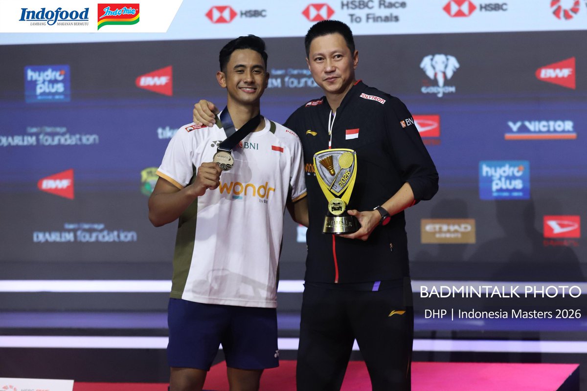 Podium pictures of #DIM2026 - Men's Singles

🥇Alwi Farhan (INA)
🥈Panitchaphon Teeraratsakul (THA)

Congratulations to both players!

Siap dukung Indonesia seharian?
Mintalk dan badminton Lovers be like:
Akan kuhadapi Indonesia Masters, tapi Indomie Jumbo dulu

Buat kamu yang