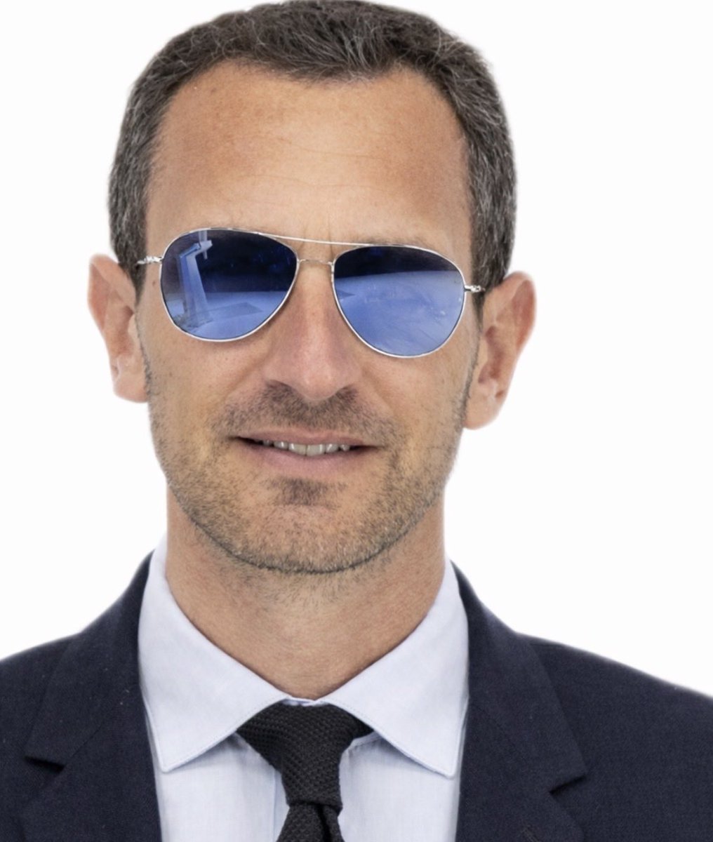 CorseNiMp's tweet image. Bastia : pour tenter de se crédibiliser, Julien Morganti achète les mêmes lunettes que Macron