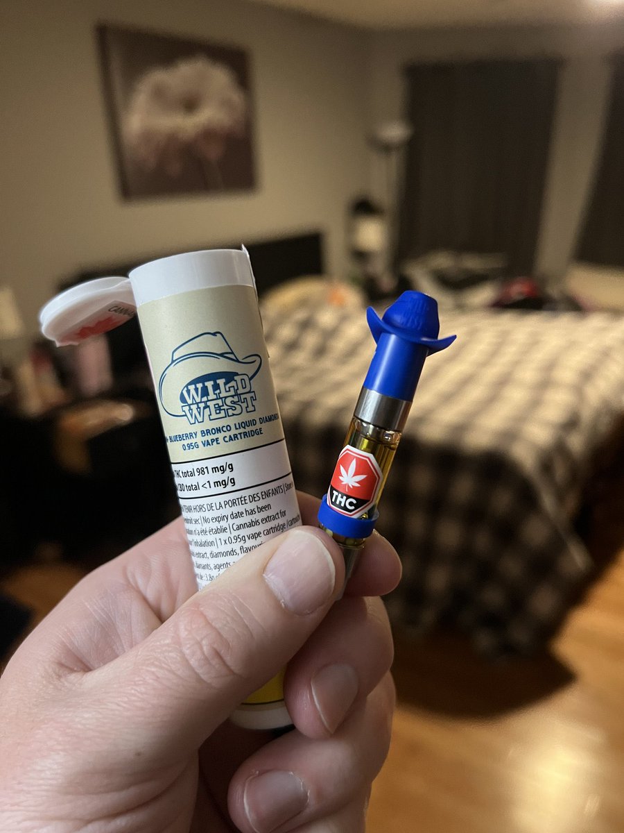 zenleafca's tweet image. I bought a new vape cart the other day. It came with a little blue cowboy hat 🤠