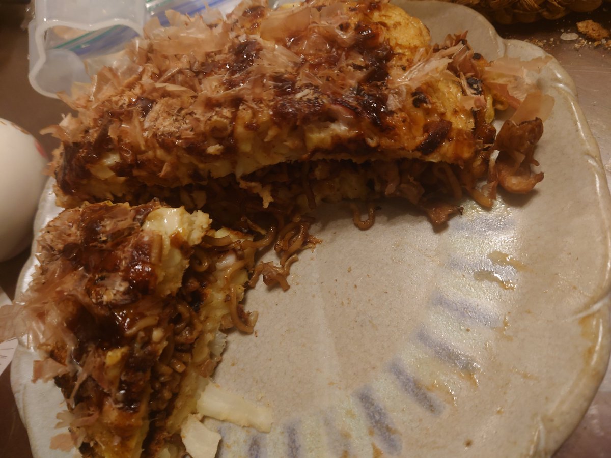 本日も父と子のお好み焼きターイム
タコを入れて欲しいというリクエストと、うちにあった長ネギ、チーズ、焼きそばもはさんじゃってもはや何焼きなんだよ状態に。生地と具を混ぜるのがネルネルネルネみたいで楽しいと言っておりました。