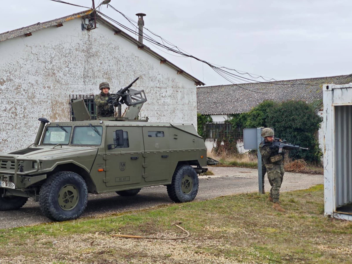 FUTER_ET's tweet photo. La 1ª Compañía del Batallón "Legazpi" I/67 ha completado una Jornada de Instrucción Continuada en el Campo de Maniobras y Tiro “Araca” (Vitoria), instruyendose en el reconocimiento y reacción ante hostigamiento en entornos urbanos.
#RI67
#BrigadaExtremadura
#SomostuEjército https://t.co/ji3ixKycJt