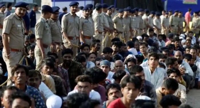 🛑 महाराष्ट्र सहित भारत में बांग्लादेशी घुसपैठियों को बसाने के लिए बडा गिरोह सक्रिय? 

📍 पिछले 2 वर्षों में
➡️ मुंबई के 80+ स्थानों पर 868
➡️ महाराष्ट्र में कुल 1,237 बांग्लादेशी घुसपैठिए पकडे गए ⚠️

🚨 सबसे आश्चर्यजनक बात:
घुसपैठियों के पास भारतीय नागरिकता से जुड़े दस्तावेज़