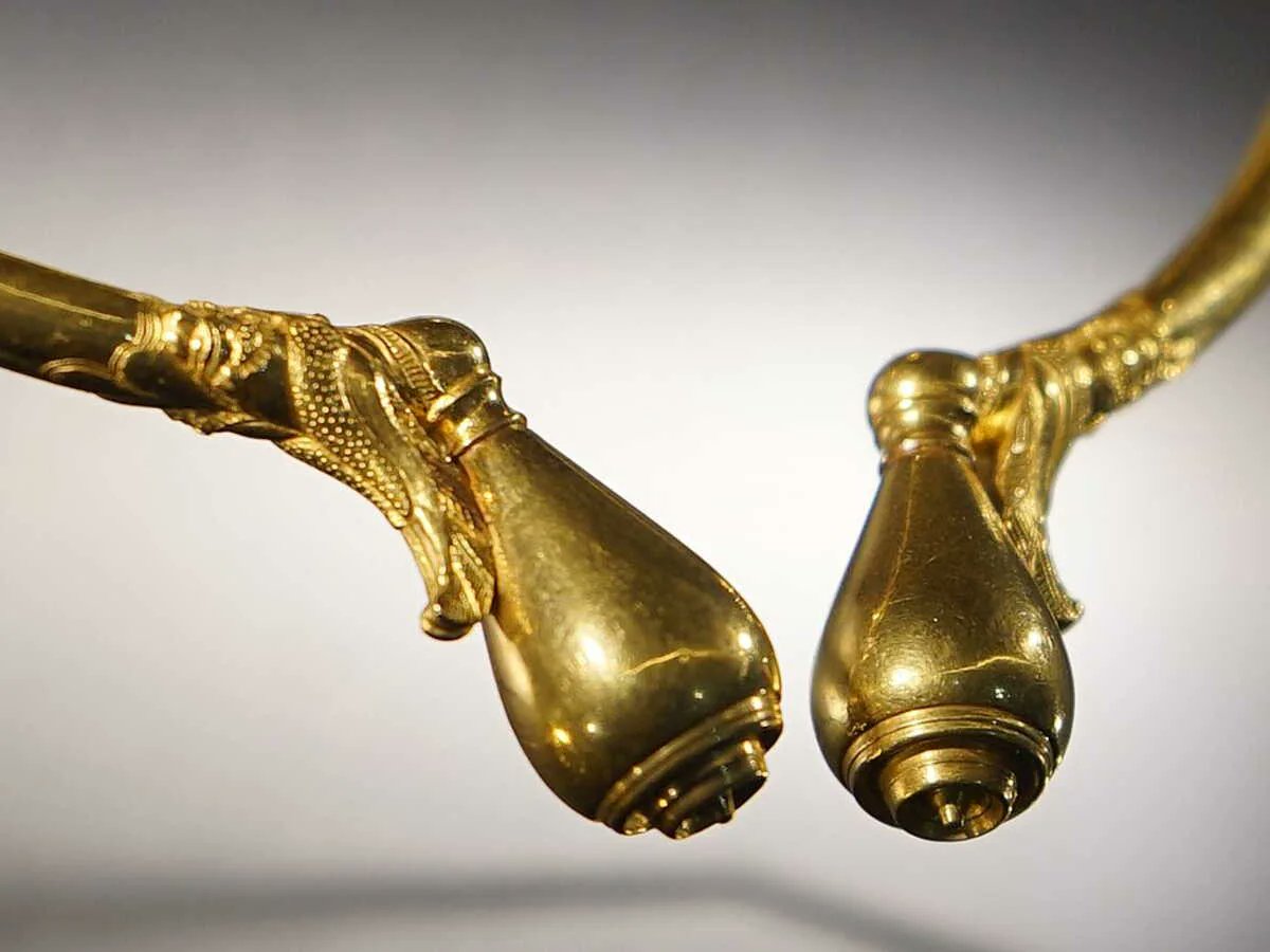 Alors que la fabuleuse expo sur le prince celte de Lavau a debuté au musée des beaux arts de #Troyes, je vous invite à observer ce détail démontrant la technicité des orfèvres  celtes: il s'agit des extrémités du torque en or de plus de 500 gr que le prince portait autour du cou