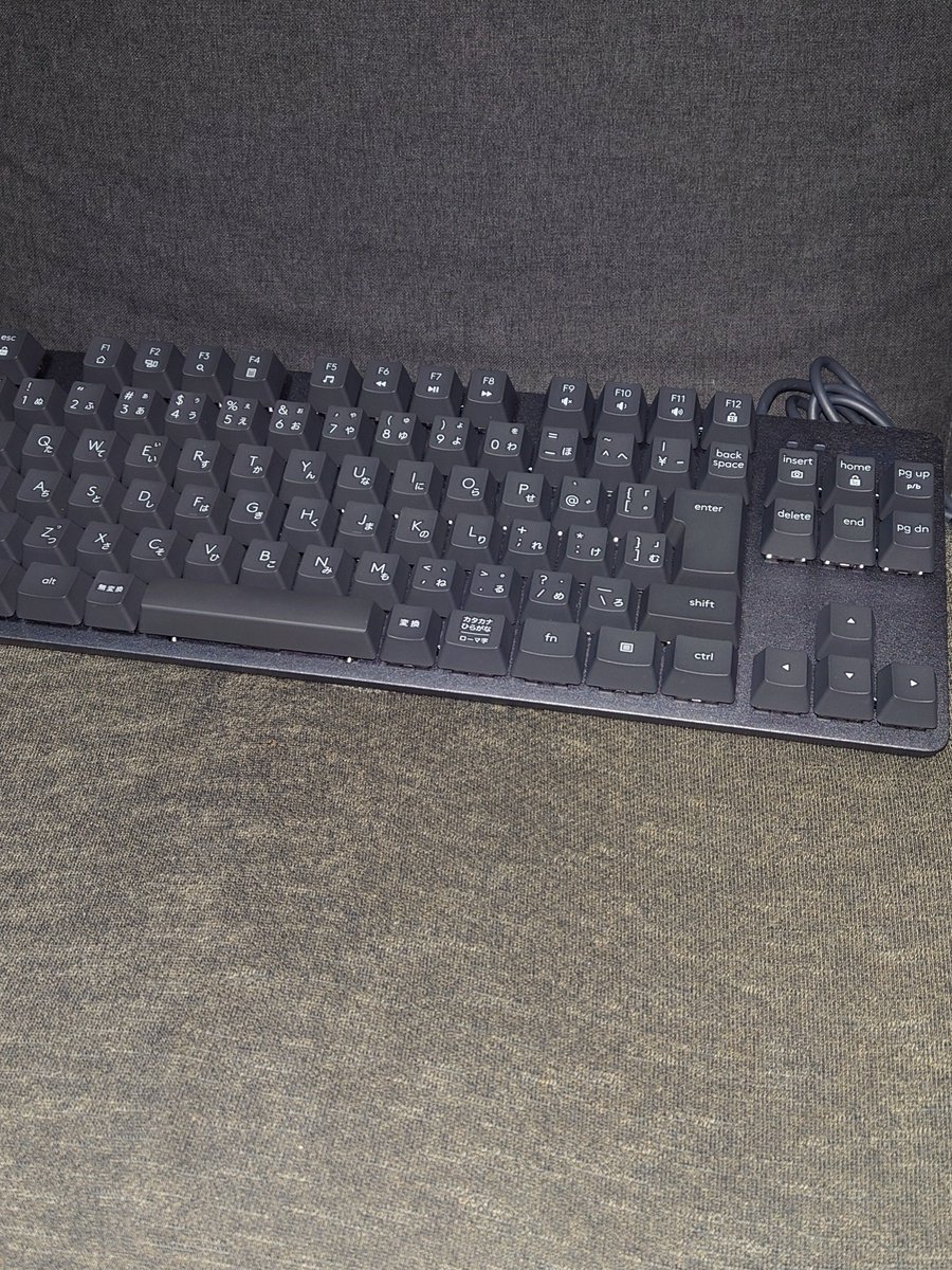 kef_ko's tweet photo. キーボードがちょっと引っかかるようになったので新しいのを買ったよ
今回はメカニカルのテンキーレスにした
キーが軽くていいね！机も広くなったし快適
カタカタ音が好きじゃない人には向きませんけど https://t.co/SQqzm4nA1n