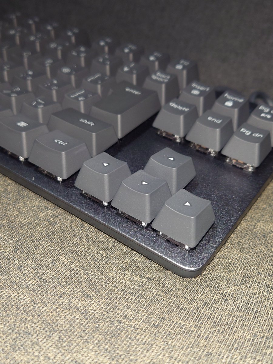 kef_ko's tweet photo. キーボードがちょっと引っかかるようになったので新しいのを買ったよ
今回はメカニカルのテンキーレスにした
キーが軽くていいね！机も広くなったし快適
カタカタ音が好きじゃない人には向きませんけど https://t.co/SQqzm4nA1n