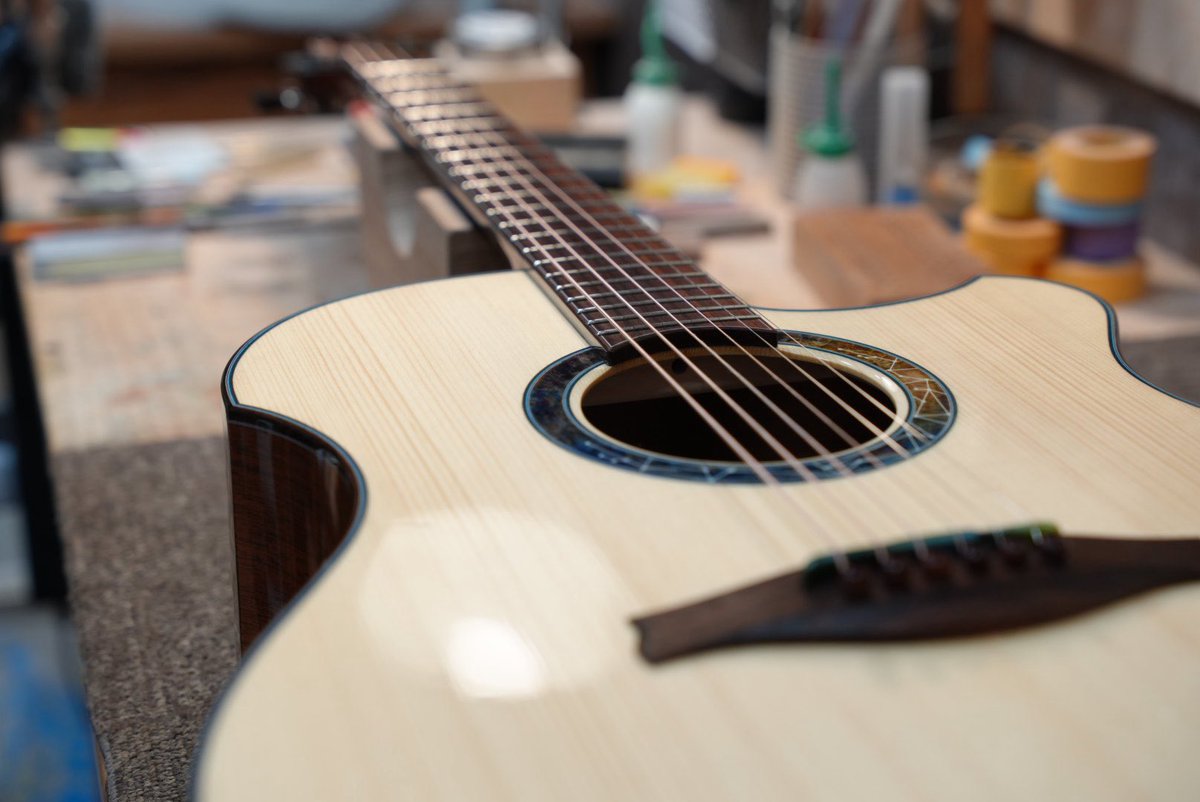 LeafInstruments's tweet image. 【じんさんのギターメンテ記録】

○サドル交換
弦高が下がっていたので、適正な弦高にするためにサドルを交換します。

弊社独自技術の染色牛骨を使っています。
弦の高さと合わせてオクターブピッチも微調整します。…