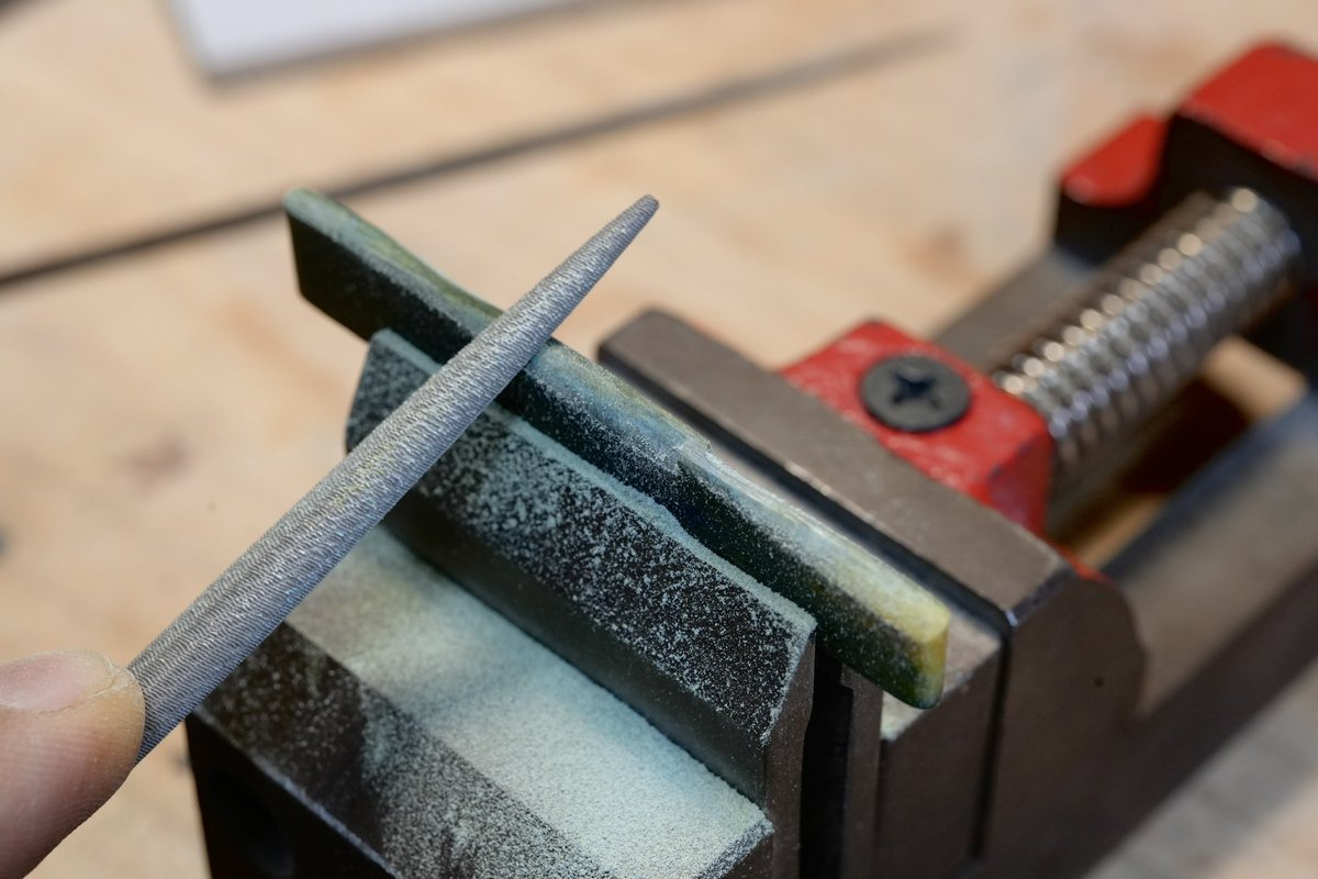 LeafInstruments's tweet image. 【じんさんのギターメンテ記録】

○サドル交換
弦高が下がっていたので、適正な弦高にするためにサドルを交換します。

弊社独自技術の染色牛骨を使っています。
弦の高さと合わせてオクターブピッチも微調整します。…