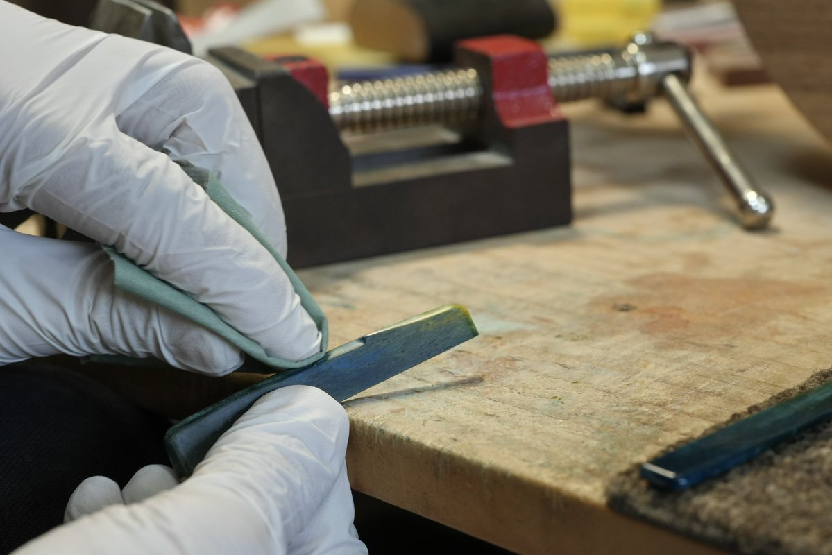 LeafInstruments's tweet image. 【じんさんのギターメンテ記録】

○サドル交換
弦高が下がっていたので、適正な弦高にするためにサドルを交換します。

弊社独自技術の染色牛骨を使っています。
弦の高さと合わせてオクターブピッチも微調整します。…