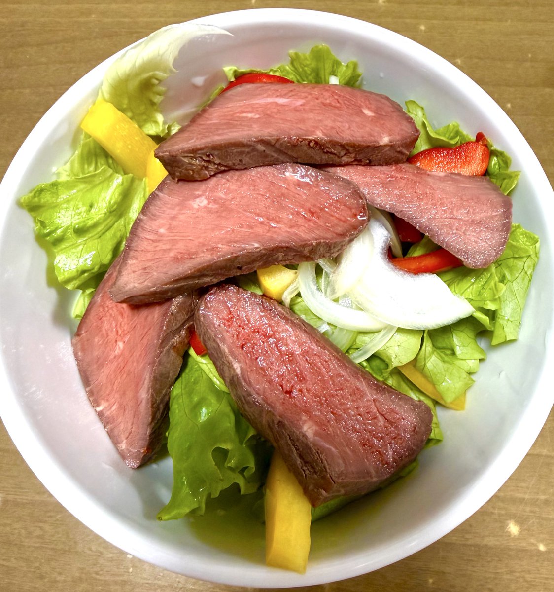 ローストビーフの塊を手に入れたので欲望のままに厚切りにしたら美味そうすぎてなんらかの法に引っかかりそう　厚切り罪とか