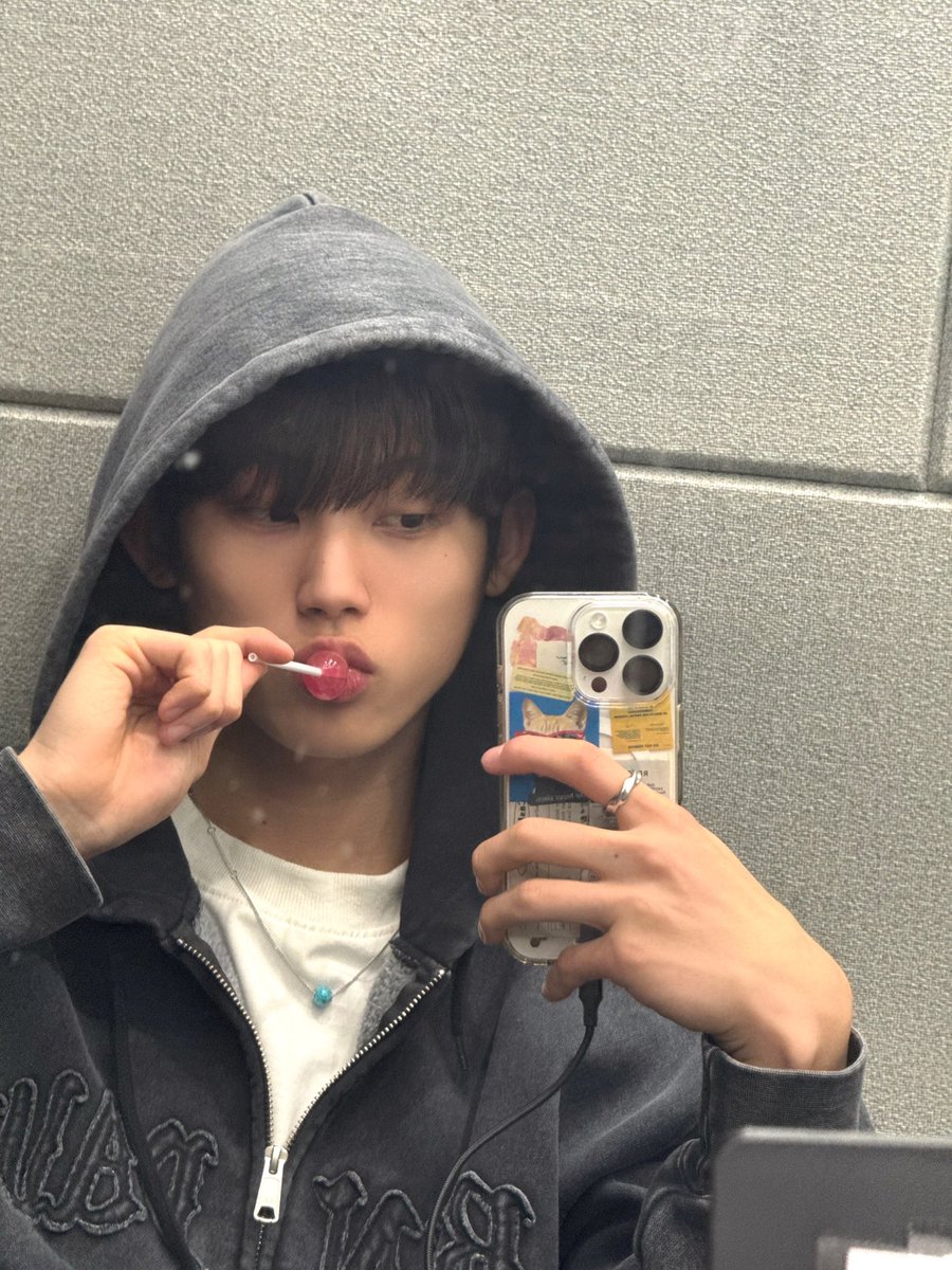 thewind_twt's tweet photo. [#최한빈] 사탕먹는중~!!🍭🍬 https://t.co/KliOTfqqo0