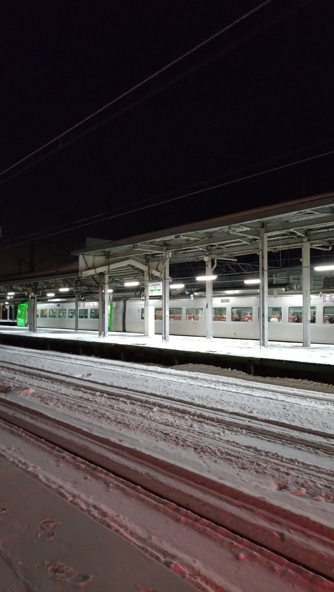 16:12に旭川を発車した普通、18:40に終着の岩見沢へ。改札の発車案内の