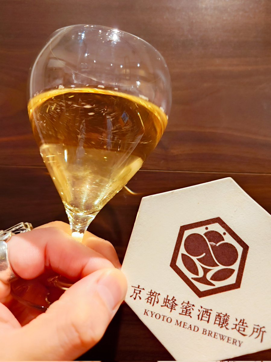 night_owl_ebisu's tweet image. ＼＼1/25(日)16:00~20:00／／
京都の蜂蜜酒専門醸造所(ミーダリー)
" #京都蜂蜜酒醸造所 "

ボトルではリリースされていない樽生のみの微発泡ミード
《The MEADスパークリング》がナイトオウルで初開栓🍯

フレンチオーク樽熟成ナイトオウルPBボトルも好評販売中👍

明日1/26(月)は15:00~22:00で営業🦉