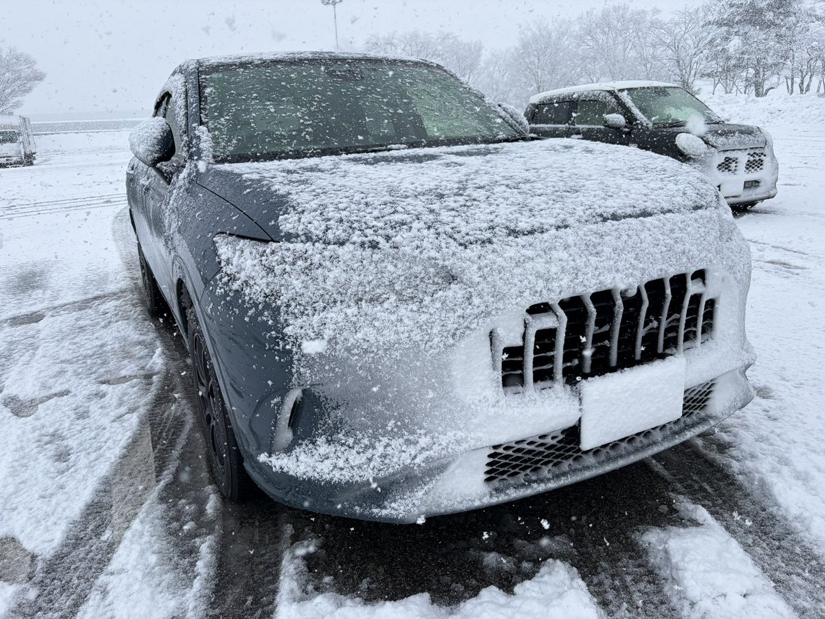 kuwa5546's tweet photo. ZR-Vにして初めての本格的な厳しい寒波です。
やはり雪道で車高の高いSUVは頼もしい👍 https://t.co/IfeRQhoXo2