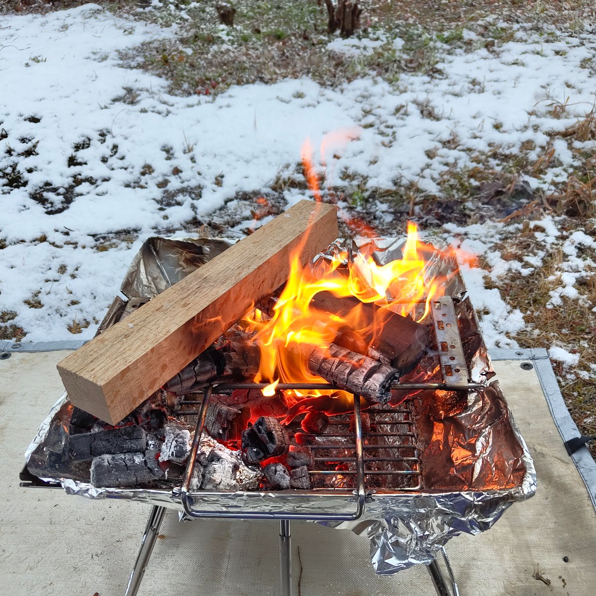 sahdit's tweet photo. 雪の降る中焚き火してみた。楽しかったけど、ギアに雪着いて片付け大変だった。 https://t.co/pQpr3oXzOi