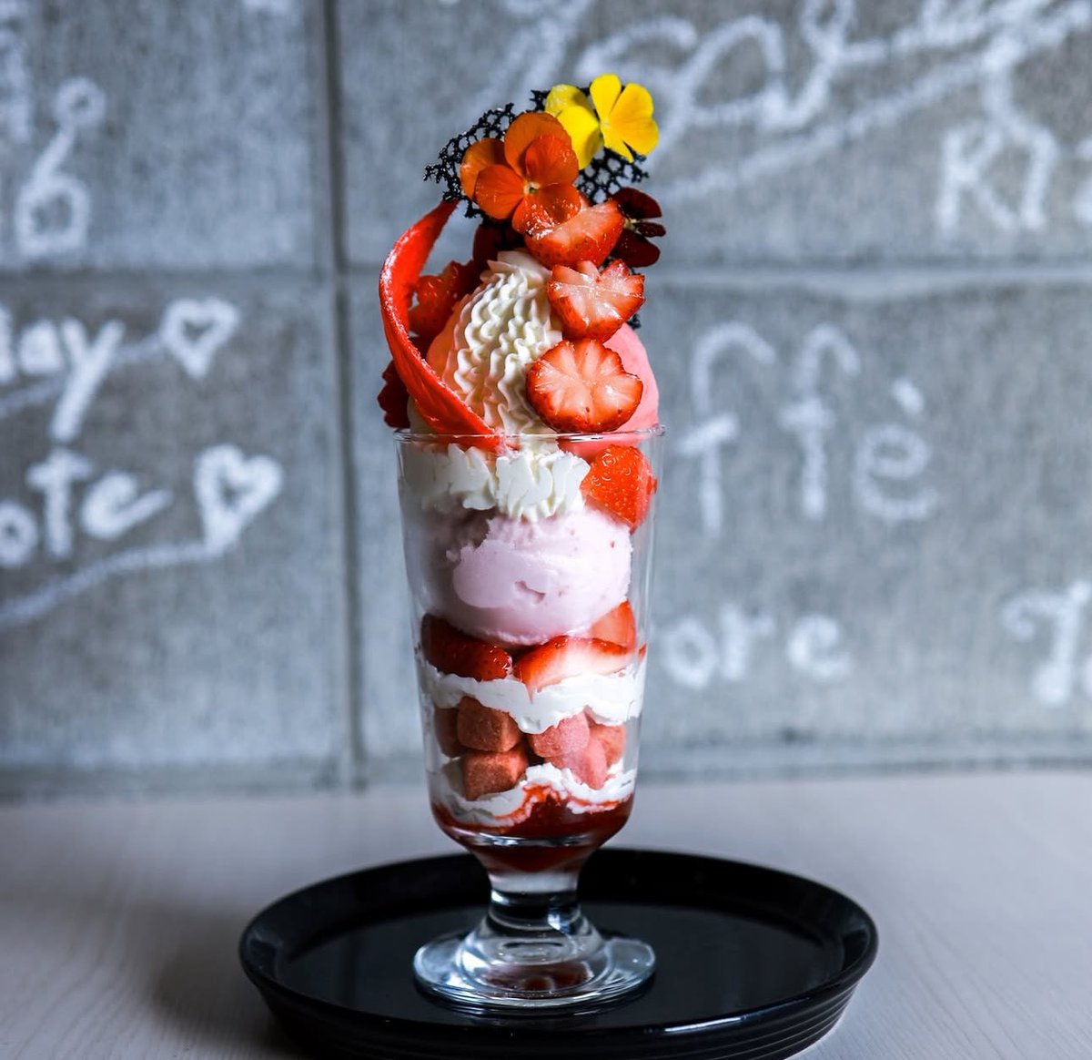 大阪のいちごパフェ天才のラインナップ揃ってる