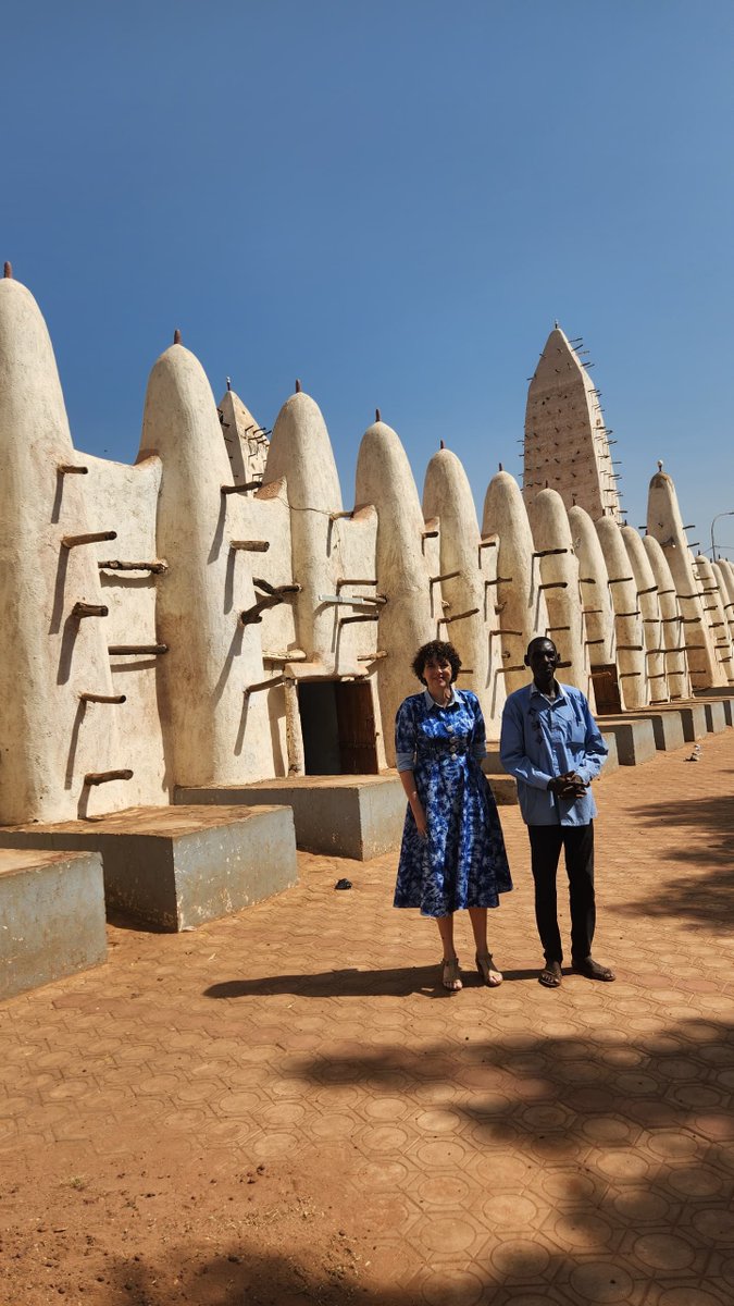 CanEmbBFA's tweet image. Have a wonderful Sunday with these images of #CanadaAmbassadorInSya.
It’s impossible to visit Bobo without seeing the Dioulassoba Mosque and #Kokodonda! Many thanks to the guides and the talented #women entrepreneurs supported by @PNUD_BFA. 
Awnitché ! Ka ni kyié ! 🇨🇦🤝🇧🇫