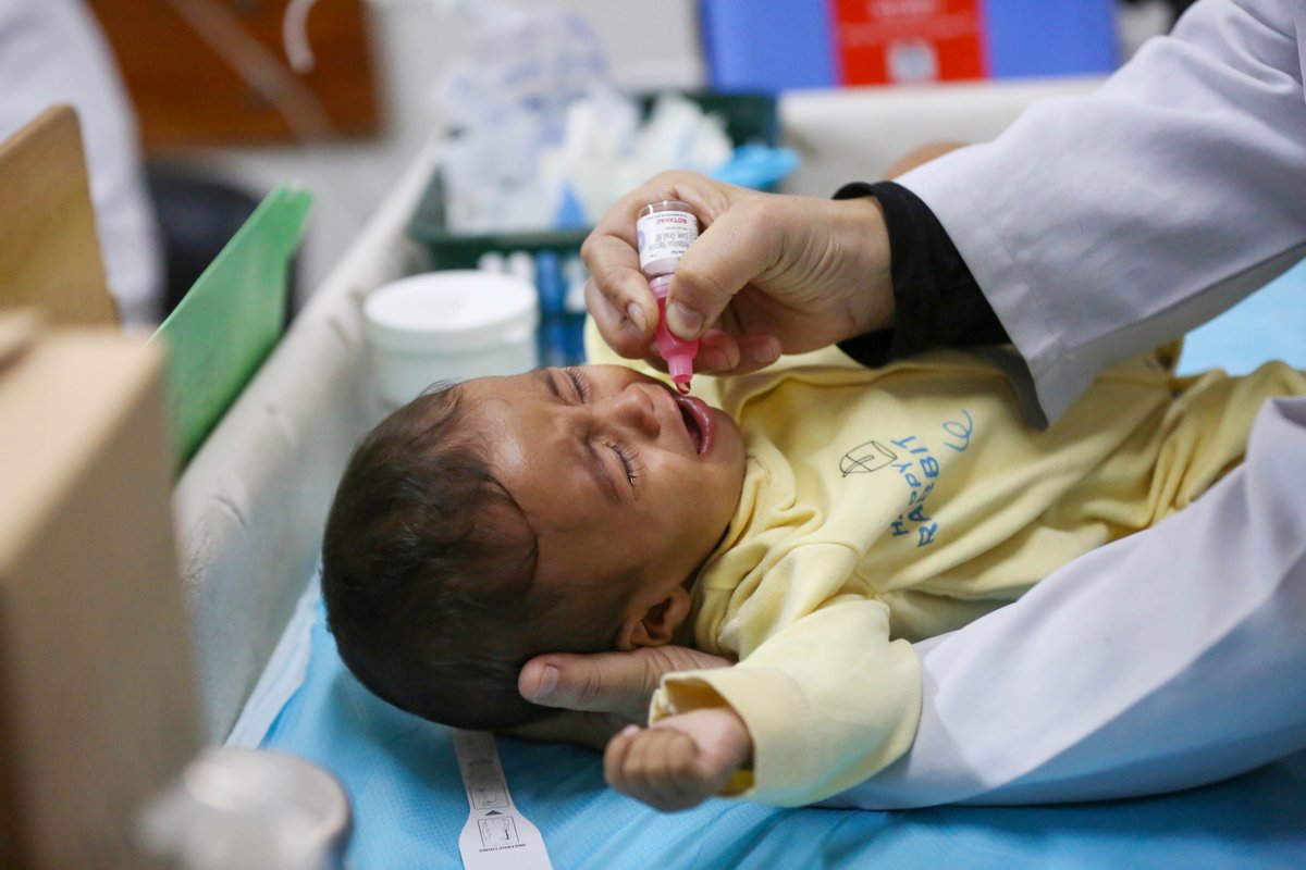 UNRWAes's tweet image. 🔴 Un virus respiratorio se propaga peligrosamente en #Gaza, afectando sobre todo a niños, personas mayores y población vulnerable. El sistema de salud colapsa y la escasez de recursos agrava la emergencia. Los bloqueos de Israel que impiden la entrada de ayuda deben acabar YA.