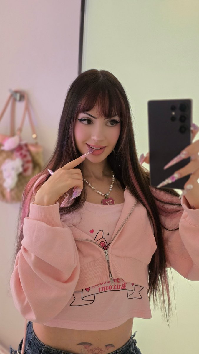 simp4pinkii's tweet image. Fuck it. Sending out a free censored pic to everyone who comments and retweets 🎀