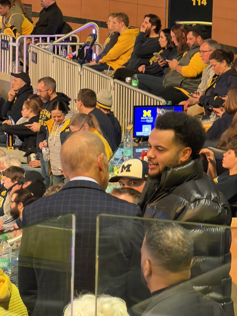 BlackboyABC's tweet photo. @JeylloBe @cpstalions @wrbthe13 @RealTonyGarcia He came up and said hi after they raised the jersey https://t.co/ZBeLOBbtWO