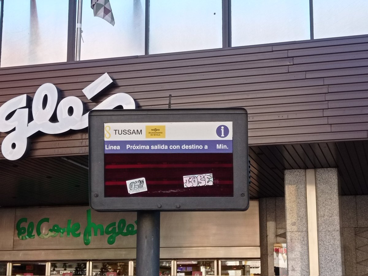 Una pregunta <a href="/tussamoficial/">TUSSAM</a>: ¿Cuando vais a arreglar el TIP situado entre las paradas 305 y 450. de Luis Montoto? Los usuarios no están obligados a llevar la aplicación en el móvil.