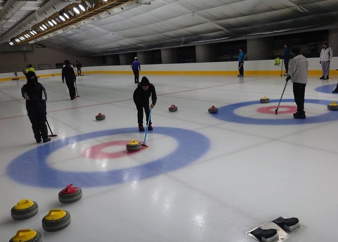1月18日 辰巳アイスアリーナ練習会🥌

①カーリング歴～2年までの初心者
②基礎から学び直し
③個人練習、ゲーム
3つに分かれて実施しました☺️
アイスの状態は一部傾き・スネークラインがあるもの、氷温が低すぎずストーンが冷えていたためか良く滑り、微妙なウエイトコントロールの練習ができました