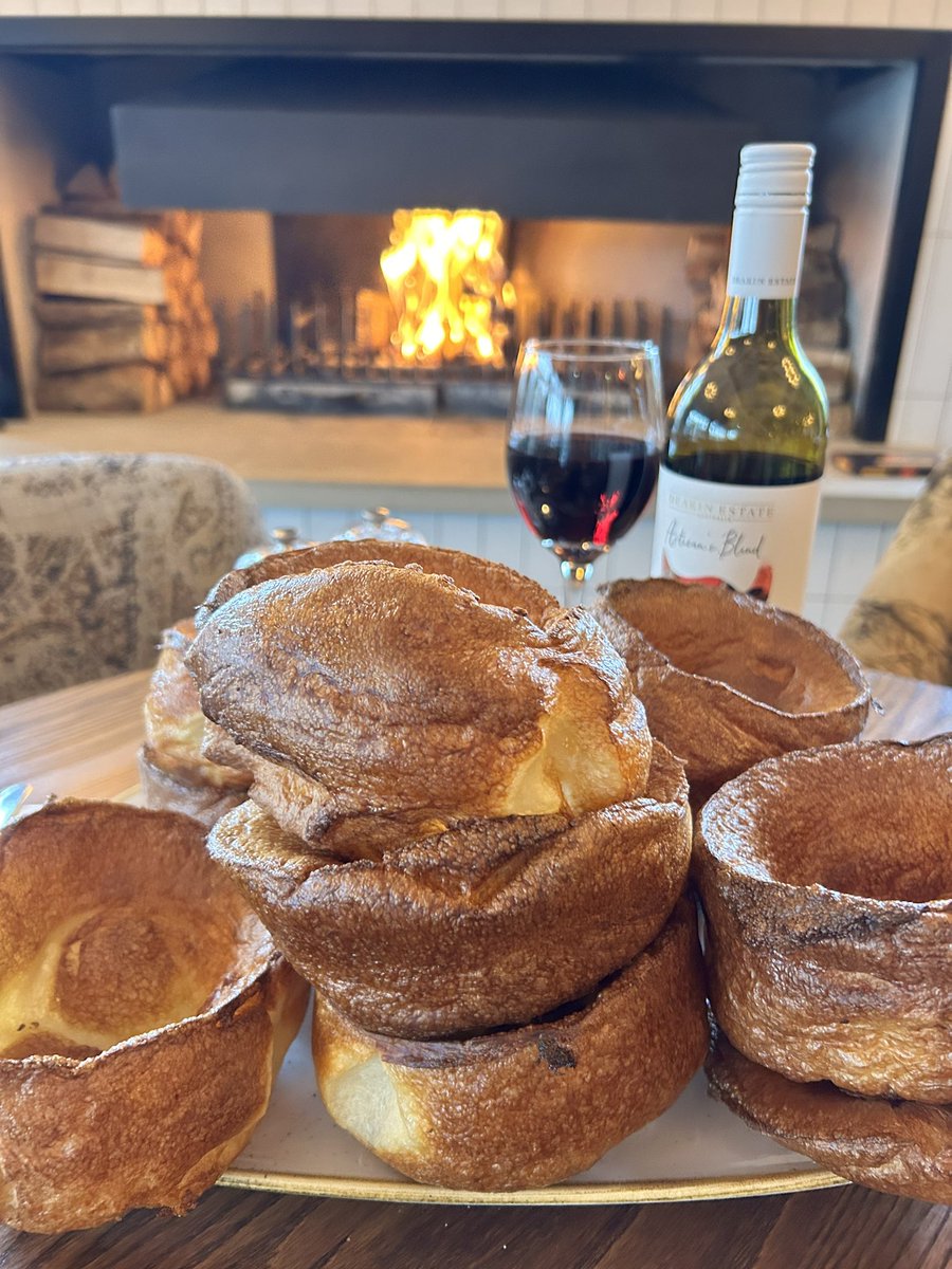 🍽️ Bottomless #YorkshirePuddings and gravy, served all day with your #roast #dinner. Choose your meat or have all three with one of our Trio of Meat roasts, or even one of our famous #Sunday Sharers 🍽️