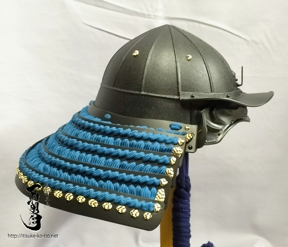 yue_ICHISUKE's tweet image. 【WEBストア更新】お待たせいたしました。兜の定番ラインナップの椎の実形兜に出眉庇付き2種でました
・波うつ形がエキセントリックな「天草眉庇」（画１・２）
・キャップのつばのような「棚眉庇」（画３・４）
ご注文お待ちしております。サイトのリンクは↓のツリーに。　#一助朋月　#樹脂製甲冑
