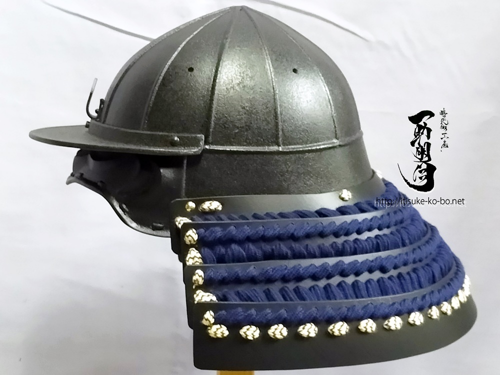 yue_ICHISUKE's tweet image. 【WEBストア更新】お待たせいたしました。兜の定番ラインナップの椎の実形兜に出眉庇付き2種でました
・波うつ形がエキセントリックな「天草眉庇」（画１・２）
・キャップのつばのような「棚眉庇」（画３・４）
ご注文お待ちしております。サイトのリンクは↓のツリーに。　#一助朋月　#樹脂製甲冑