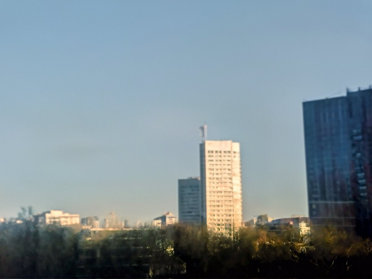 As I left #London yesterday I was lapping up the sun's rays ☀️ 📸
Yes the #Sun appeared, such a lovely fresh day.

That is my Takeaway from #BETTUK 🖥️
This is how it #feels when so many global 
#educators and #innovators meet.🪄👾

A breath of fresh air 🤩
Gaining clarity 🤔