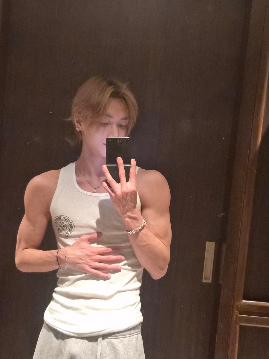 지는 이런몸이면서
근육량 겁나업는 여친 운동한다고 하면 필사젹으로 말림
아아 아니야 운동하지마
나도 오운완 올리고 슬림탄탄한 몸을,
아니야아니야하지마지금이좋아
함서 팔뚝살 말랑말랑 만질 놈…..