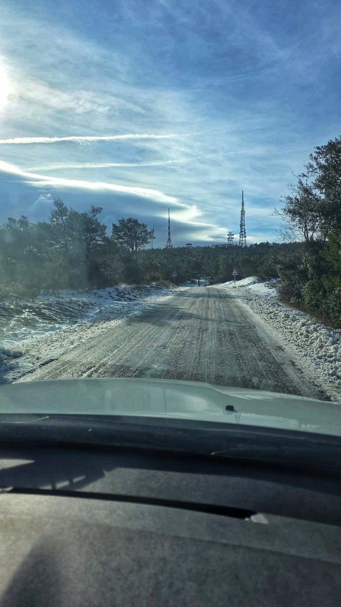 📸 En Jordi_GS ens envia aquesta fotografia de la zona de la Mussara on es pot veure com la calçada està coberta de glaç👇🏻 

chat.whatsapp.com/BWPXHrFjL5u8T4…

⚠️🧊 Molta prudència si circuleu per la zona ja que a partir de Castillejos es força perillós. #Neu #BaixCamp #Mussara