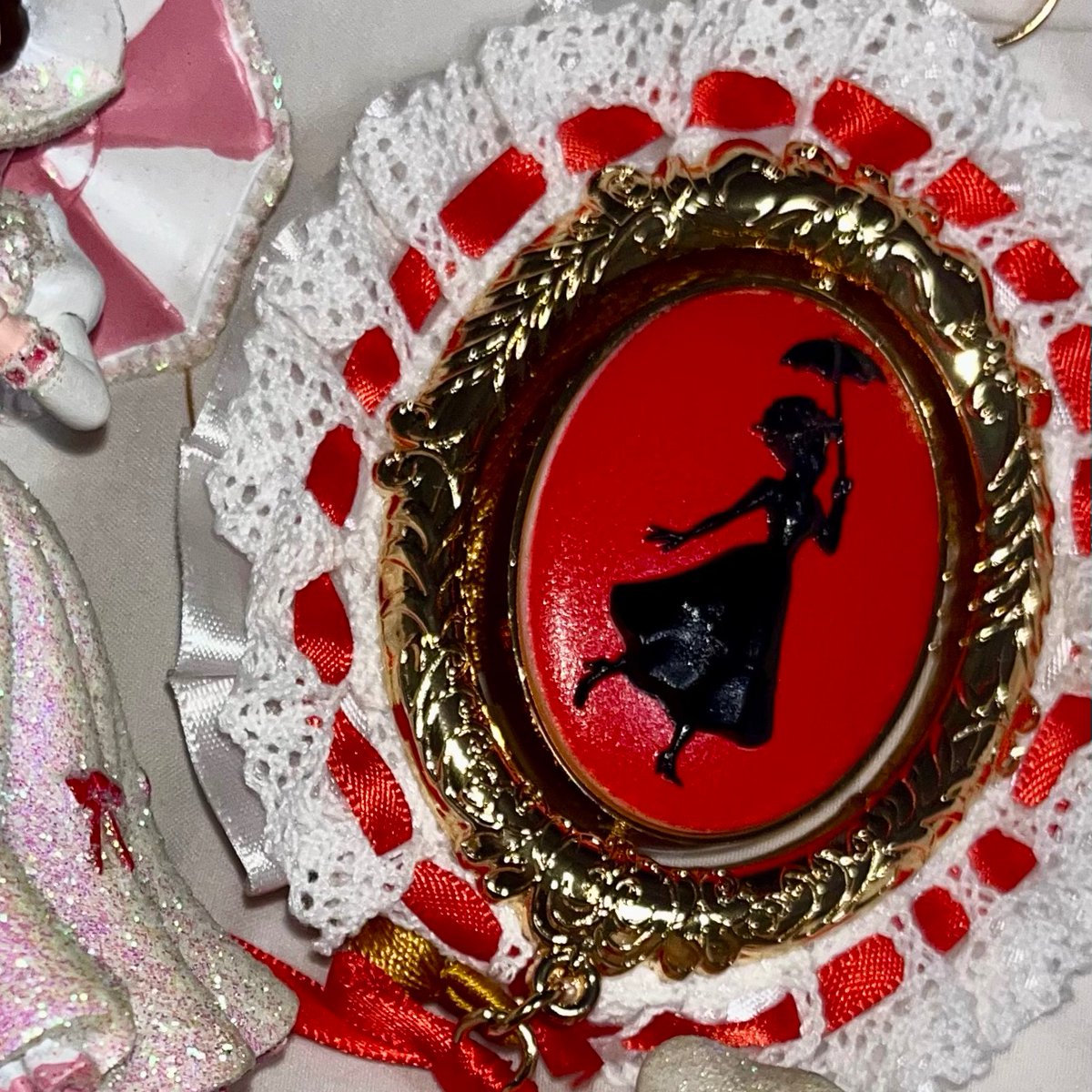 このオーナメントなんて、海外でメリーポピンズ含めて4種類出てて