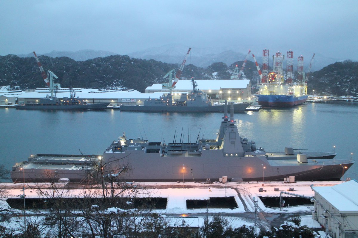 kurokishirerise's tweet photo. 護衛艦ゆうべつ
護衛艦やはぎと並んでみると、VLSの有無の違いがよくわかります
17式SSMと思しき角形のランチャーも確認できます https://t.co/mptvVP0rlZ
