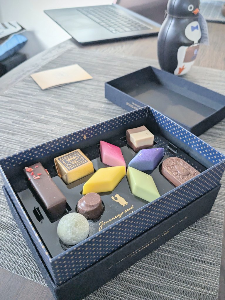 yon_intoxicated's tweet photo. ペンギンのチョコレート買いました
中身もかわいい https://t.co/gtnsmLIXaI