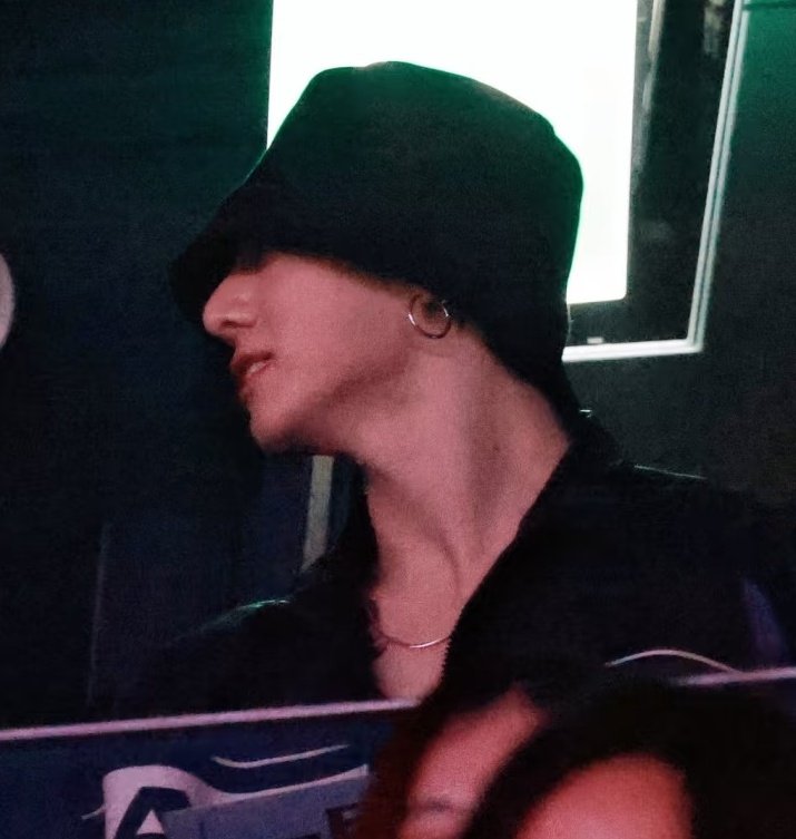 koovarbie's tweet image. HELLO THE JAWLINE??