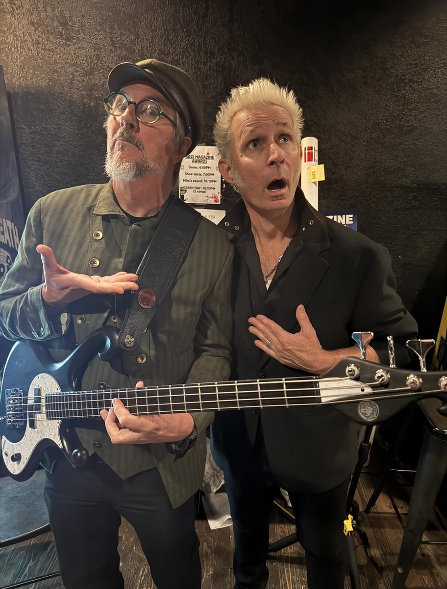 GreenDayItaly_'s tweet image. Mike Dirnt (Green Day) and Les Claypool (Primus) backstage at the Bass Magazine Awards, January 22, 2026.

#greenday #primus