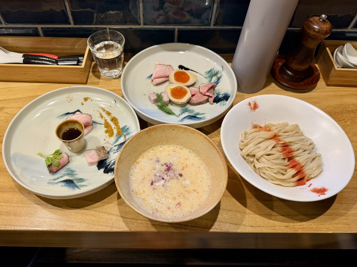 nsacia0621's tweet image. 中華そば 先﨑　水戸市
・サーモンと海老白湯つけそば
　+特製トッピング
・炭火焼き合鴨飯

クセや臭みのない旨みの詰まった濃厚白湯にもっちりとした太平打ち麺が美味しい😋
海老の風味や玉ねぎが持つ清涼感◎
スパイスの味変も実に効果的💯
〆のいりこのスープ割りも抜群🐟
ごちそうさまでした✨