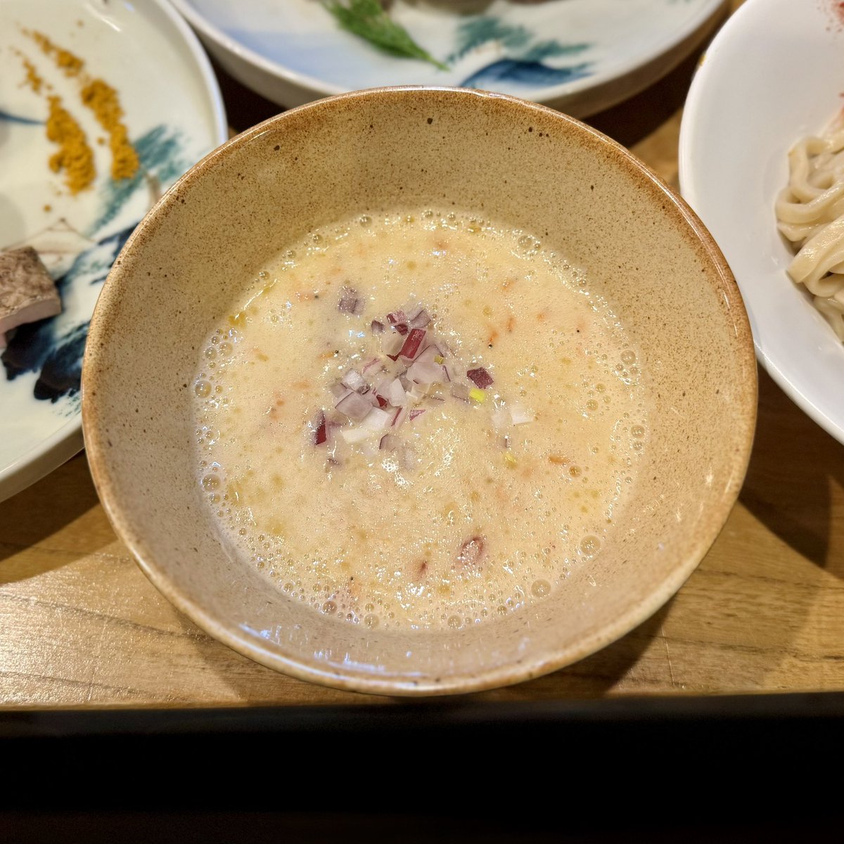 nsacia0621's tweet image. 中華そば 先﨑　水戸市
・サーモンと海老白湯つけそば
　+特製トッピング
・炭火焼き合鴨飯

クセや臭みのない旨みの詰まった濃厚白湯にもっちりとした太平打ち麺が美味しい😋
海老の風味や玉ねぎが持つ清涼感◎
スパイスの味変も実に効果的💯
〆のいりこのスープ割りも抜群🐟
ごちそうさまでした✨